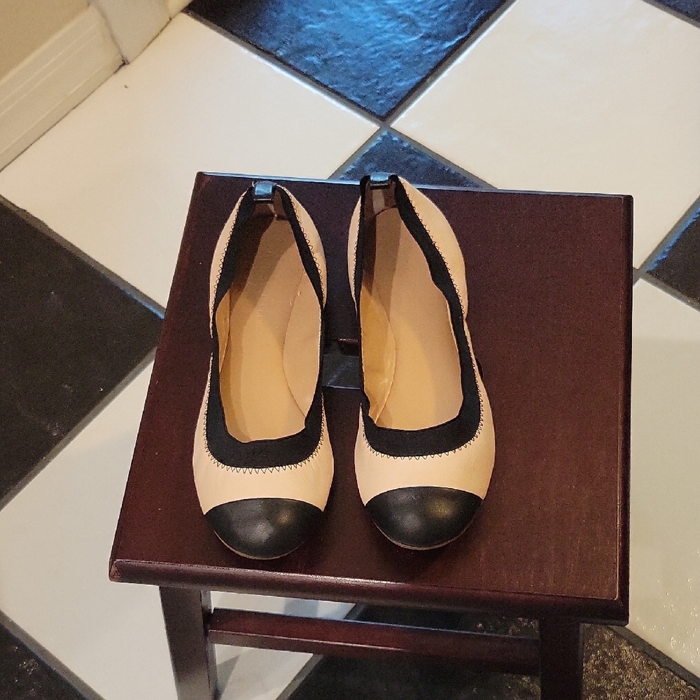 Banana Republic Elegant Black and Cream Women's Flats